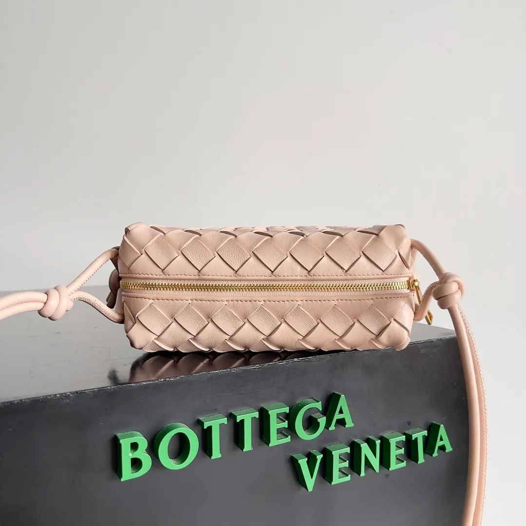 Batch 1560 New version and new color (third generation) 𝗕𝗼𝘁𝘁𝗲𝗴𝗮 𝗩𝗲𝗻𝗲𝘁𝗮———— The latest version of the loop camera bag💥 at the BV King of Cost-Effectiveness counter, large woven texture➕As always, ultra-high-quality lambskin, with zippers and adjustable drawstrings, it is especially suitable for the belly💫It can fit anything, and it is very light in weight. It is suitable for girls of all ages. Size: 17*10*6cm Style number: 723547